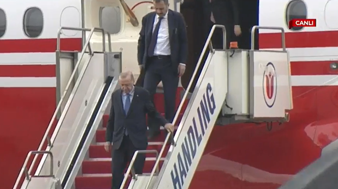 Live εικόνα: Έφτασε στα κατεχόμενα ο Ερντογάν – Μεγάλη υποδοχή υπό βροχές
