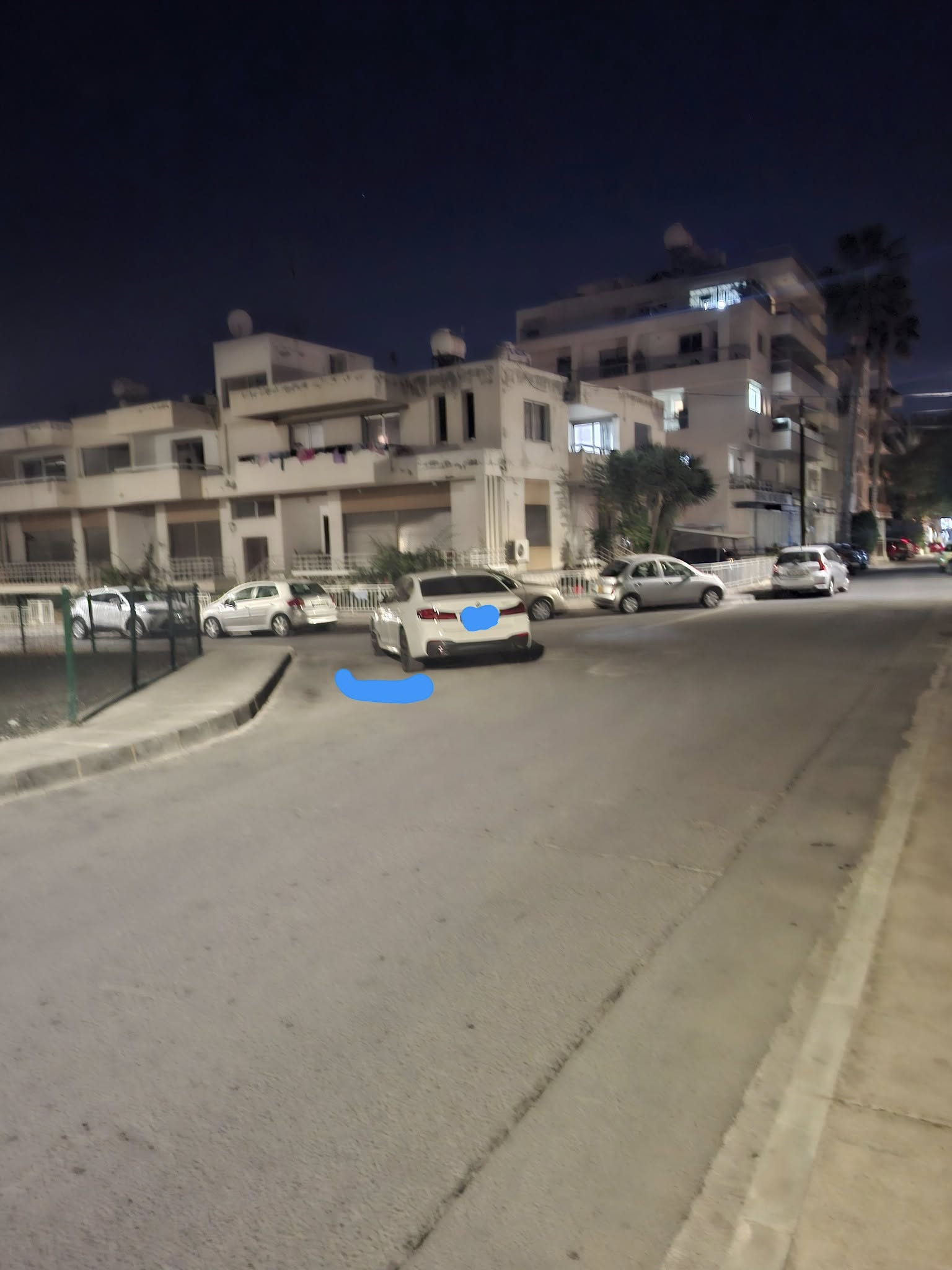 «Αυτό είναι πάρκινγκ»: Οδηγός άφησε το όχημα του στη μέση του… δρόμου