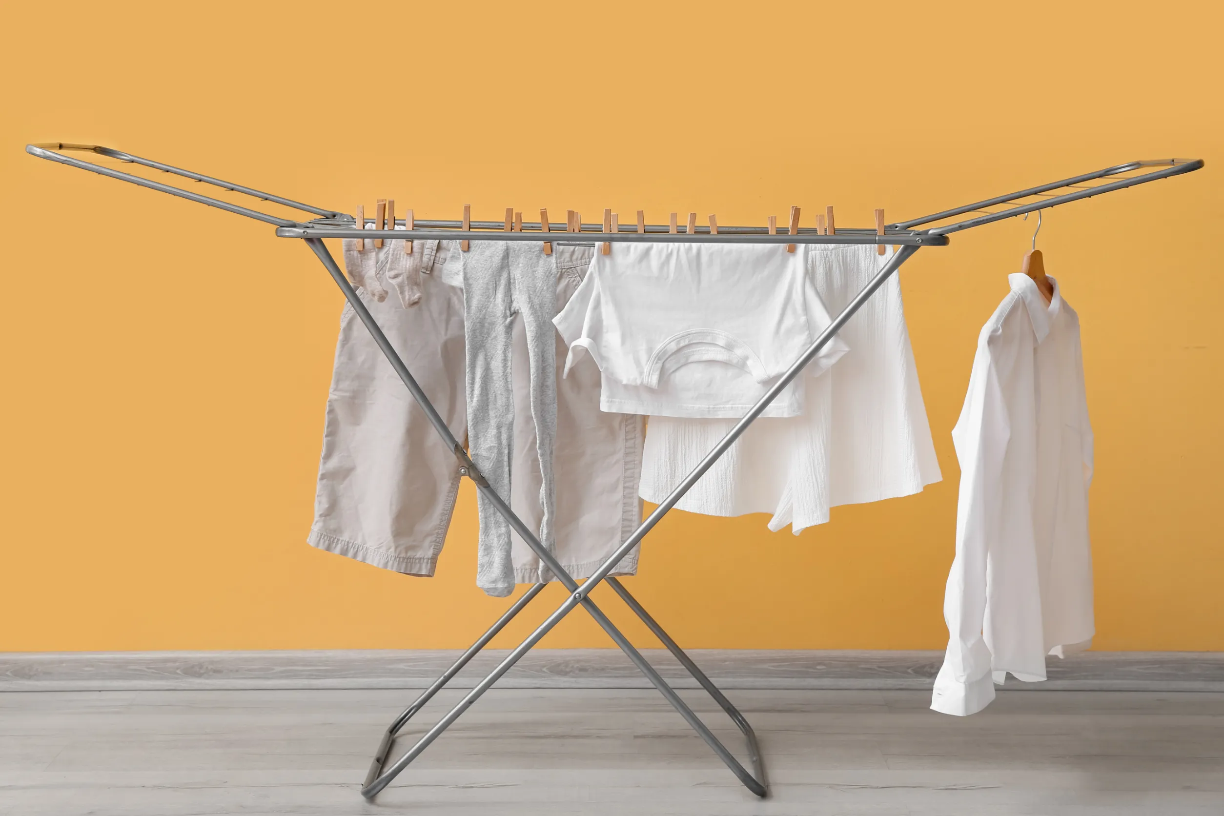 Πώς να στεγνώσετε ρούχα μέσα στο σπίτι χωρίς υγρασία — Ο σωστός και ο λάθος τρόπος