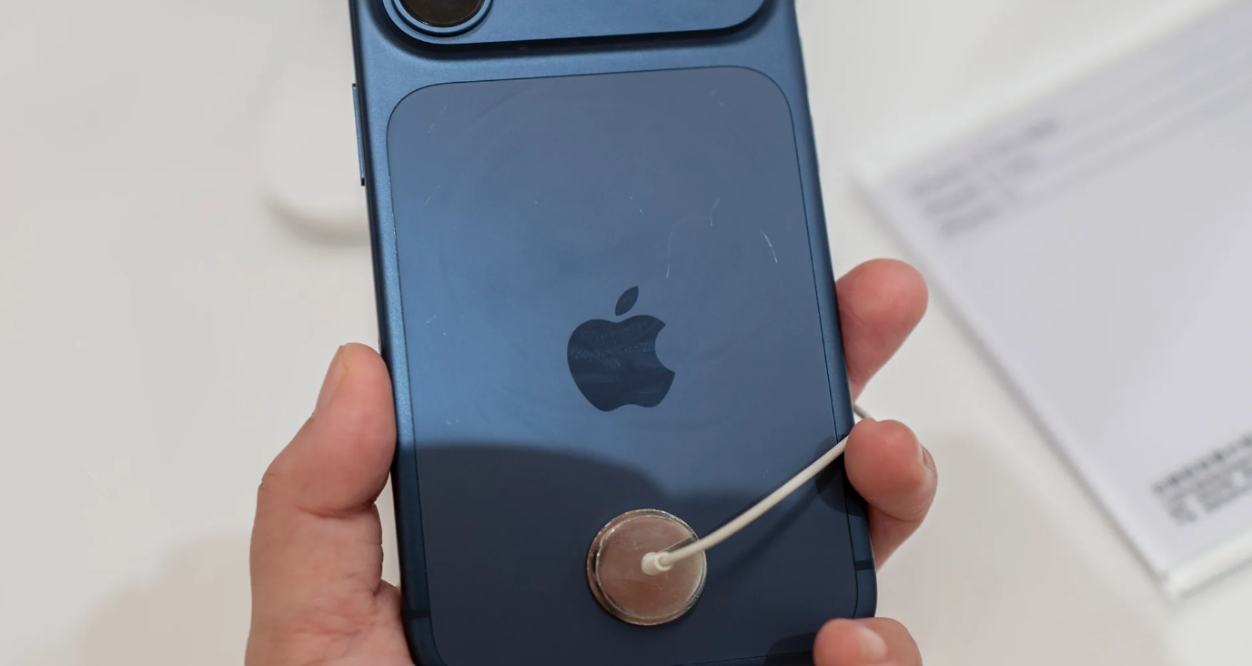 Το νέο σας iPhone 17 έχει γρατσουνιές; Η Apple προτείνει να το… τρίψετε – Ποιος ο λόγος