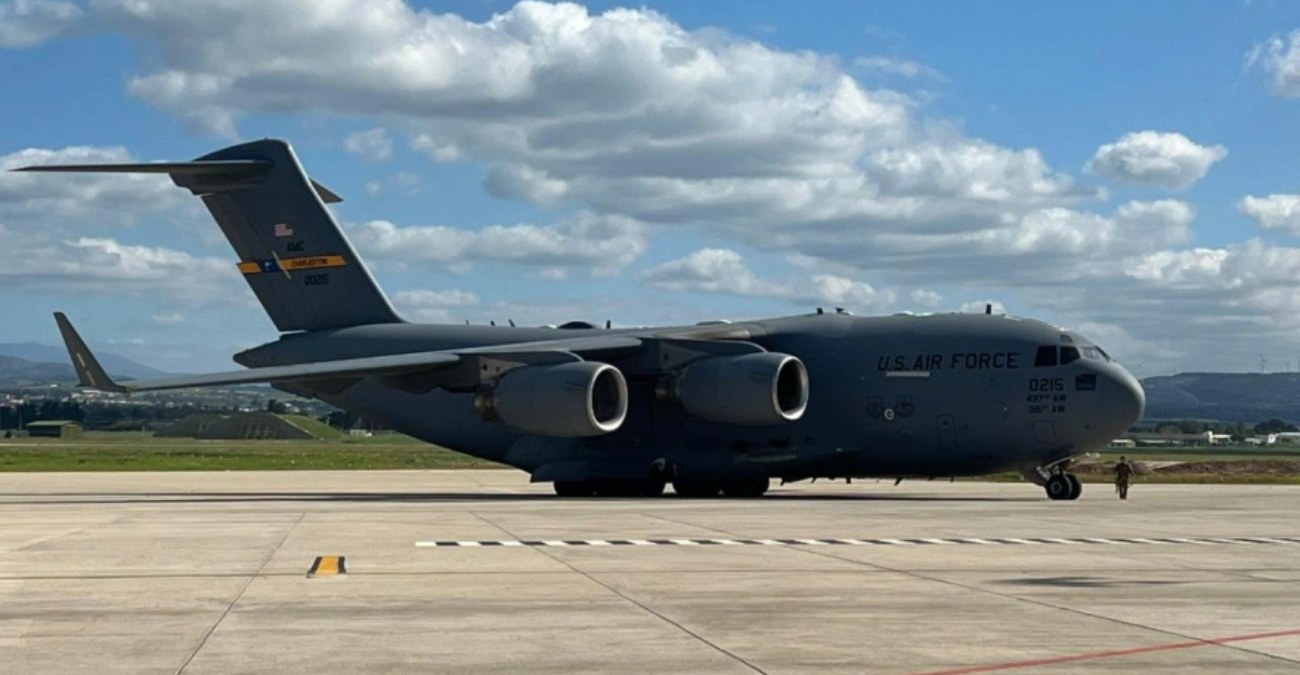 &Phi;&omega;&tau;&omicron;&gamma;&rho;&alpha;&phi;ί&epsilon;&sigmaf;: &Alpha;&mu;&epsilon;&rho;&iota;&kappa;&alpha;&nu;&iota;&kappa;ό &mu;&epsilon;&tau;&alpha;&gamma;&omega;&gamma;&iota;&kappa;ό &alpha;&epsilon;&rho;&omicron;&sigma;&kappa;ά&phi;&omicron;&sigmaf; &sigma;&tau;&eta; &beta;ά&sigma;&eta; &Alpha;&nu;&delta;&rho;έ&alpha;&sigmaf; &Pi;&alpha;&pi;&alpha;&nu;&delta;&rho;έ&omicron;&upsilon; &sigma;&tau;&eta;&nu; &Pi;ά&phi;&omicron; &lambda;ί&gamma;&omicron; &pi;&rho;&iota;&nu; &tau;&omicron; &laquo;&chi;&tau;ύ&pi;&eta;&mu;&alpha;&raquo; &sigma;&tau;&omicron; &Iota;&rho;ά&nu;