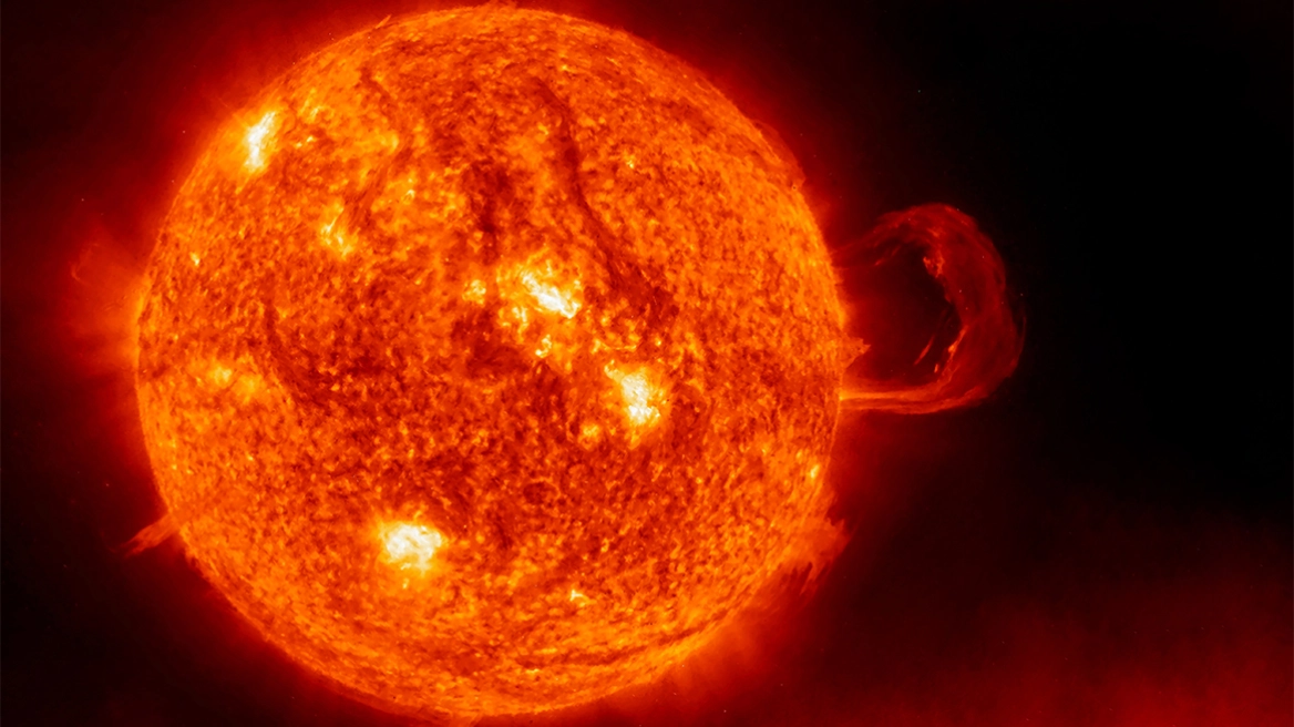 Η απίστευτη φωτογραφία αλεξιπτωτιστή που «διασχίζει» τον Ήλιο