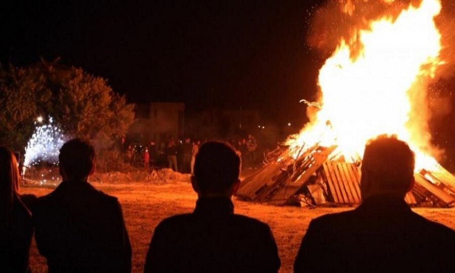 «Τρέχει» η Αστυνομία για τις λαμπρατζιές - Εντόπισαν μολότοφ, κροτίδες και ξυλεία σε κάδους απορριμμάτων