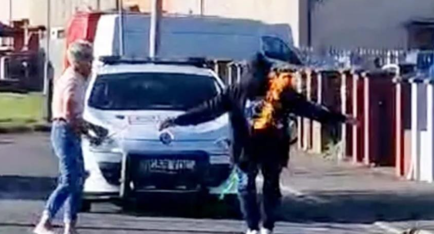 VIDEO Ά&nu;&delta;&rho;&alpha;&sigmaf; &alpha;&upsilon;&tau;&omicron;&pi;&upsilon;&rho;&pi;&omicron;&lambda;ή&theta;&eta;&kappa;&epsilon; &kappa;&alpha;&iota; έ&sigma;&upsilon;&rho;&epsilon; &mu;&epsilon; &tau;&omicron; &mu;ό&rho;&iota;ό &tau;&omicron;&upsilon; &pi;&epsilon;&rho;&iota;&pi;&omicron;&lambda;&iota;&kappa;ό &gamma;&iota;&alpha; 40 &mu;έ&tau;&rho;&alpha; - &Kappa;&iota; ό&lambda;&alpha; &gamma;&iota;&alpha; &kappa;&alpha;&lambda;ό &sigma;&kappa;&omicron;&pi;ό!