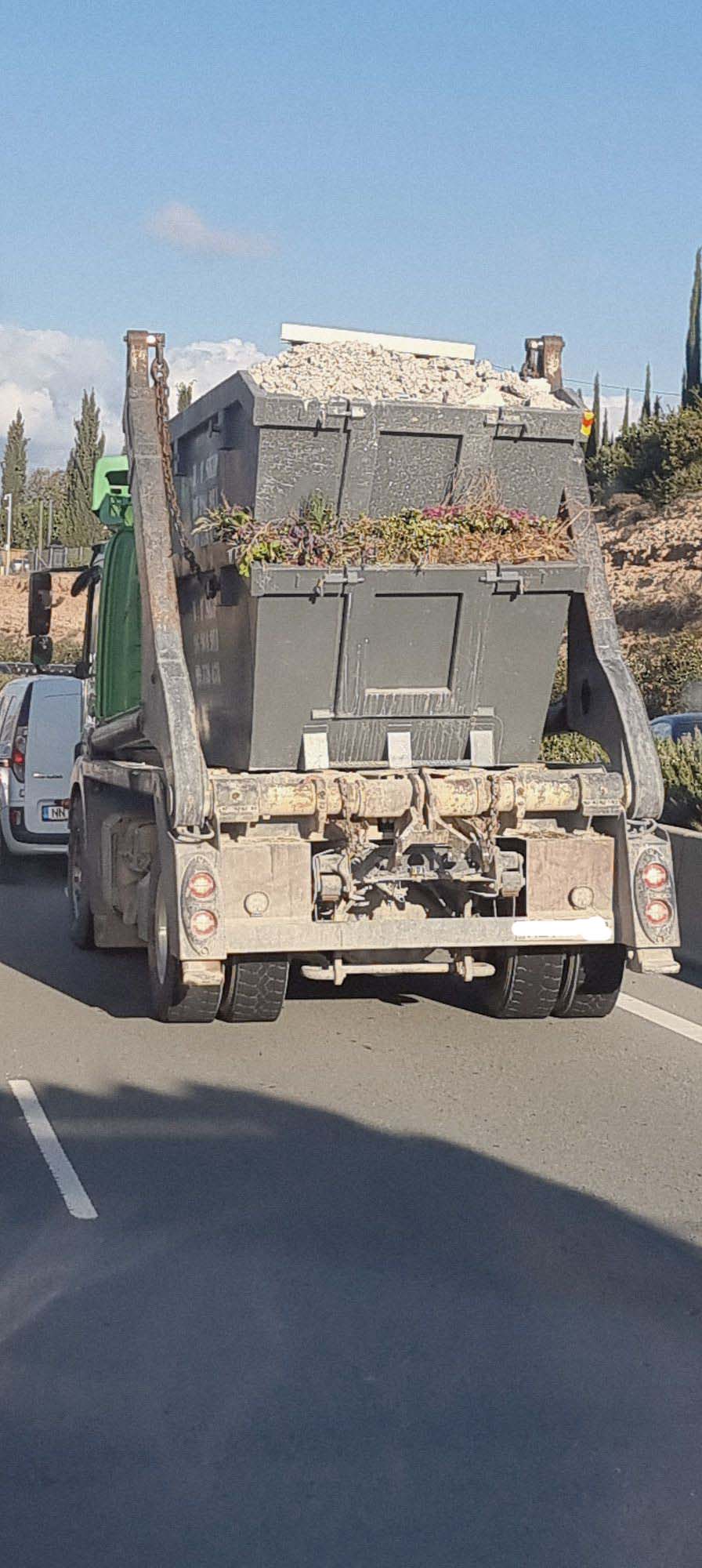 Έκανε πύργο τα skip και κυκλοφορούσε σε δρόμο της Κύπρου – Δείτε φωτογραφία