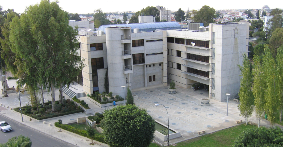&Sigma;&epsilon; &tau;&rho;ί&omega;&rho;&eta; &delta;&iota;&alpha;&mu;&alpha;&rho;&tau;&upsilon;&rho;ί&alpha; &kappa;&alpha;&tau;&epsilon;&beta;&alpha;ί&nu;&epsilon;&iota; &omicron; &Delta;ή&mu;&omicron;&sigmaf; &Sigma;&tau;&rho;&omicron;&beta;ό&lambda;&omicron;&upsilon;: &laquo;Ό&chi;&iota;&raquo; &sigma;&tau;&eta; &mu;&epsilon;&tau;&alpha;&phi;&omicron;&rho;ά &tau;&omicron;&upsilon; &kappa;ό&sigma;&tau;&omicron;&upsilon;&sigmaf; &sigma;&tau;&omicron;&upsilon;&sigmaf; &delta;&eta;&mu;ό&tau;&epsilon;&sigmaf;