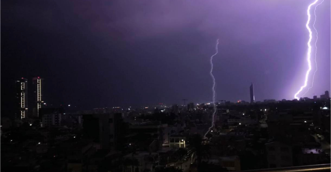 Κεραυνός σκάει μέσα σε γειτονιά της Λεμεσού