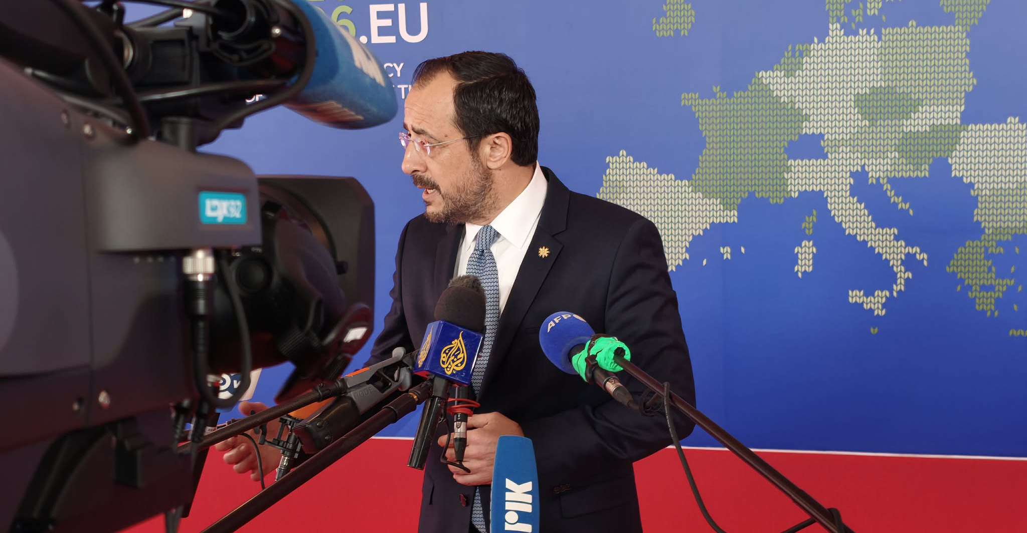 &Pi;&rho;ό&epsilon;&delta;&rho;&omicron;&sigmaf; &Chi;&rho;&iota;&sigma;&tau;&omicron;&delta;&omicron;&upsilon;&lambda;ί&delta;&eta;&sigmaf;: &laquo;&Upsilon;&pi;ά&rho;&chi;&epsilon;&iota; &mu;&iota;&alpha; &sigma;&epsilon;&iota;&rho;ά &alpha;&pi;ό &epsilon;&rho;&omega;&tau;ή&mu;&alpha;&tau;&alpha; &sigma;&tau;&alpha; &omicron;&pi;&omicron;ί&alpha; &pi;&rho;έ&pi;&epsilon;&iota; &nu;&alpha; &beta;&rho;&omicron;ύ&mu;&epsilon; &alpha;&pi;ά&nu;&tau;&eta;&sigma;&eta;... &Epsilon;ί&mu;&alpha;&iota; &pi;&omicron;&lambda;ύ &iota;&kappa;&alpha;&nu;&omicron;&pi;&omicron;&iota;&eta;&mu;έ&nu;&omicron;&sigmaf; &alpha;&pi;ό &tau;&eta; &sigma;&upsilon;&zeta;ή&tau;&eta;&sigma;&eta; class=