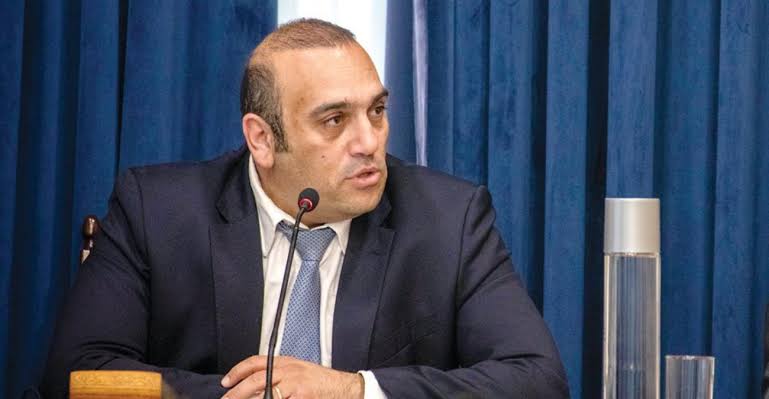 &Kappa;&alpha;&rho;&omicron;ύ&sigma;&omicron;&sigmaf; &sigma;&epsilon; &Chi;&rho;&iota;&sigma;&tau;&omicron;&delta;&omicron;&upsilon;&lambda;ί&delta;&eta;: &laquo;&Eta; &pi;&omicron;&lambda;&iota;&tau;&iota;&kappa;ή &sigma;&upsilon;&nu;έ&pi;&epsilon;&iota;&alpha; &delta;&epsilon;&nu; &kappa;&rho;ί&nu;&epsilon;&tau;&alpha;&iota; &alpha;&pi;ό &tau;&alpha; &lambda;ό&gamma;&iota;&alpha;, &alpha;&lambda;&lambda;ά &alpha;&pi;ό &tau;&iota;&sigmaf; &epsilon;&pi;&iota;&lambda;&omicron;&gamma;έ&sigmaf;&raquo;