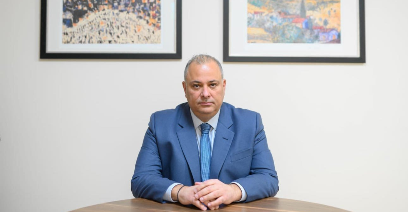 &Sigma;&omicron;&lambda;&omicron;&mu;&omega;&nu;ί&delta;&eta;&sigmaf;: &laquo;&Alpha;&nu;&alpha;&lambda;&alpha;&mu;&beta;ά&nu;&omega; &pi;&lambda;ή&rho;&omega;&sigmaf; &tau;&eta;&nu; &pi;&omicron;&lambda;&iota;&tau;&iota;&kappa;ή &alpha;&pi;ό&phi;&alpha;&sigma;&eta;&raquo; - &laquo;&Kappa;&lambda;&epsilon;ί&delta;&omega;&sigma;&alpha;&nu;&raquo; &kappa;&alpha;&iota; &omicron;&iota; &tau;έ&sigma;&sigma;&epsilon;&rho;&iota;&sigmaf; &upsilon;&pi;&omicron;&psi;&eta;&phi;&iota;ό&tau;&eta;&tau;&epsilon;&sigmaf; - &Sigma;&tau;&iota;&sigmaf; &kappa;ά&lambda;&pi;&epsilon;&sigmaf; &sigma;&tau;&iota;&sigmaf; 5 &Sigma;&epsilon;&pi;&tau;&epsilon;&mu;&beta;&rho;ί&omicron;&upsilon;