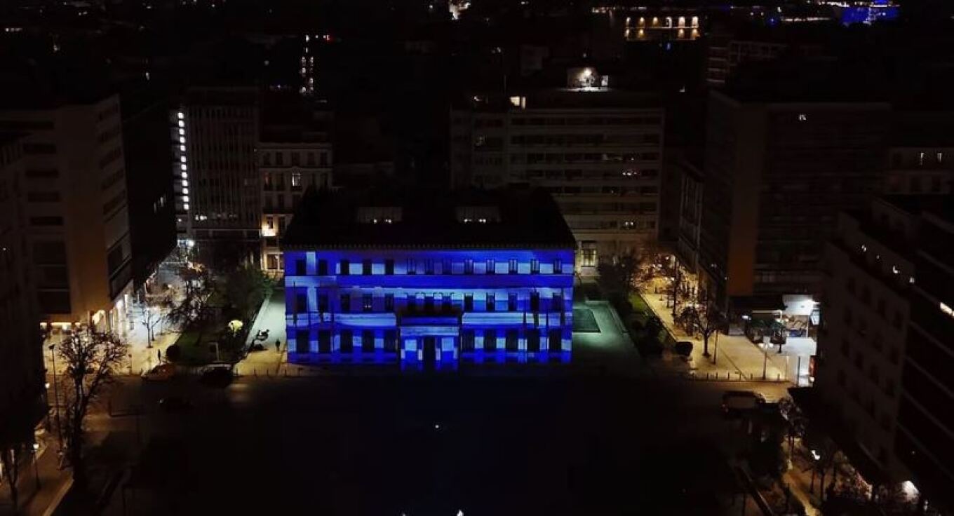 Το εντυπωσιακό βίντεο με τη φωταγώγηση του δημαρχείου Αθηνών για την 25η Μαρτίου
