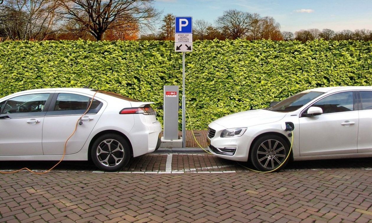 Νέα τεχνολογία φέρνει τέλος στους σταθμούς για φόρτιση – Τα ηλεκτρικά αυτοκίνητα θα φορτίζουν την ώρα που κινούνται