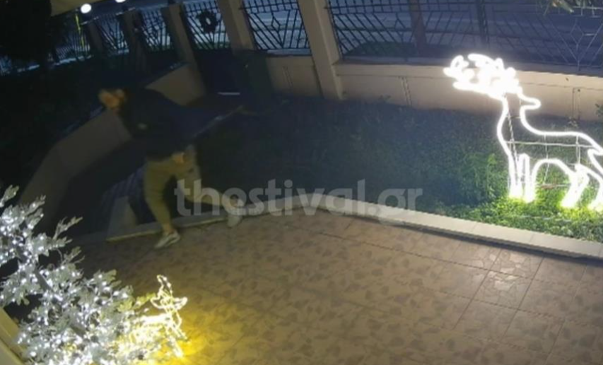 VIDEO: Ο κλέφτης των Χριστουγέννων υπάρχει και… ξαφρίζει τις αυλές σπιτιών