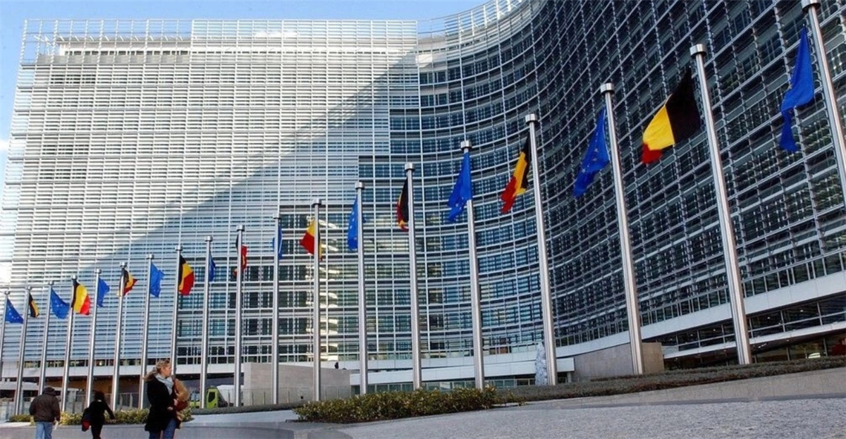 H &alpha;&pi;ά&nu;&tau;&eta;&sigma;&eta; &tau;&eta;&sigmaf; &Kappa;&omicron;&mu;&iota;&sigma;&iota;ό&nu; &sigma;&tau;&eta;&nu; &alpha;&pi;ό&phi;&alpha;&sigma;&eta; &Tau;&rho;&alpha;&mu;&pi; &gamma;&iota;&alpha; &alpha;ύ&xi;&eta;&sigma;&eta; &tau;&omega;&nu; &delta;&alpha;&sigma;&mu;ώ&nu;