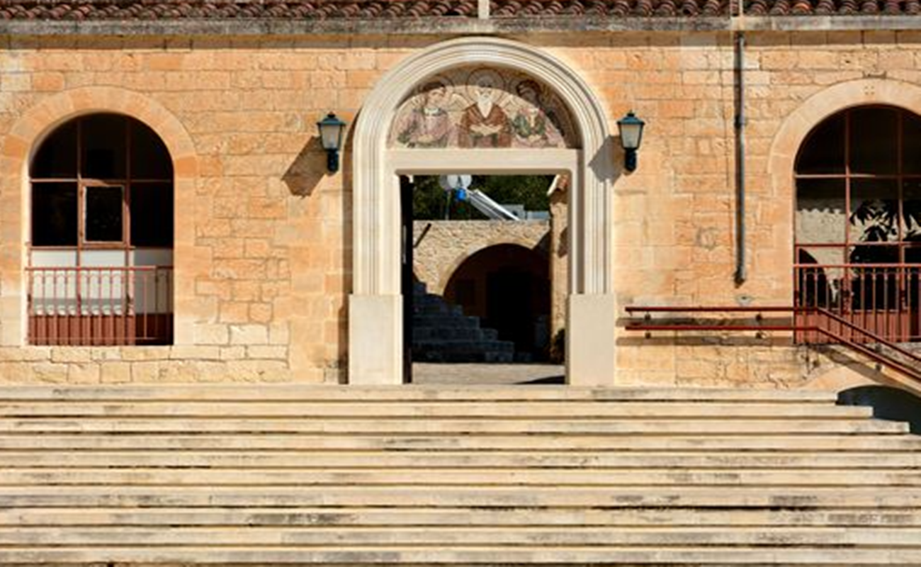 &Alpha;&pi;ό&pi;&epsilon;&iota;&rho;&alpha; &Phi;ό&nu;&omicron;&upsilon;: &Xi;&epsilon;&kappa;&alpha;&theta;&alpha;&rho;ί&zeta;&epsilon;&iota; &eta; &Iota;&epsilon;&rho;ά &Mu;&omicron;&nu;ή &Alpha;&gamma;. &Nu;&epsilon;&omicron;&phi;ύ&tau;&omicron;&upsilon; - &laquo;&Tau;έ&sigma;&sigma;&epsilon;&rho;&alpha; &chi;&rho;ό&nu;&iota;&alpha; &alpha;&rho;&nu;&omicron;ύ&nu;&tau;&alpha;&nu; &nu;&alpha; &pi;&alpha;&rho;&alpha;&delta;ώ&sigma;&epsilon;&iota; &tau;&omicron; &delta;&omega;&mu;ά&tau;&iota;&omicron;&raquo;