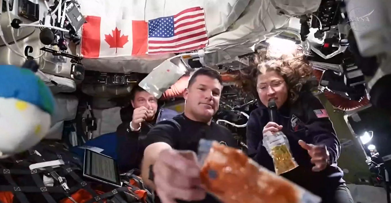 &Pi;&lambda;&eta;&sigma;&iota;ά&zeta;&epsilon;&iota; &tau;&eta; &Sigma;&epsilon;&lambda;ή&nu;&eta; &tau;&omicron; Orion, ό&lambda;&alpha; &Omicron;&Kappa; &epsilon;&kappa;&tau;ό&sigmaf; &tau;&eta;&sigmaf;... &tau;&omicron;&upsilon;&alpha;&lambda;έ&tau;&alpha;&sigmaf;: &Pi;ώ&sigmaf; &alpha;&nu;&tau;&iota;&mu;&epsilon;&tau;&omega;&pi;ί&zeta;&omicron;&upsilon;&nu; &eta; NASA &kappa;&alpha;&iota; &omicron;&iota; 4 &alpha;&sigma;&tau;&rho;&omicron;&nu;&alpha;ύ&tau;&epsilon;&sigmaf; &tau;&omicron; &mu;ό&nu;&omicron; &pi;&rho;ό&beta;&lambda;&eta;&mu;&alpha; &tau;&eta;&sigmaf; &alpha;&pi;&omicron;&sigma;&tau;&omicron;&lambda;ή&sigmaf;