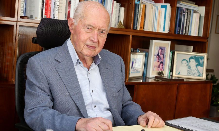 Ύ&sigma;&tau;&alpha;&tau;&omicron; &chi;&alpha;ί&rho;&epsilon; &sigma;&tau;&omicron;&nu; &Gamma;&iota;ώ&rho;&gamma;&omicron; &Beta;&alpha;&sigma;&iota;&lambda;&epsilon;ί&omicron;&upsilon; - &Kappa;&eta;&delta;&epsilon;ύ&epsilon;&tau;&alpha;&iota; &mu;&epsilon; &tau;&iota;&mu;έ&sigmaf; &epsilon;&nu; &epsilon;&nu;&epsilon;&rho;&gamma;&epsilon;ί&alpha; &Pi;&rho;&omicron;έ&delta;&rho;&omicron;&upsilon;