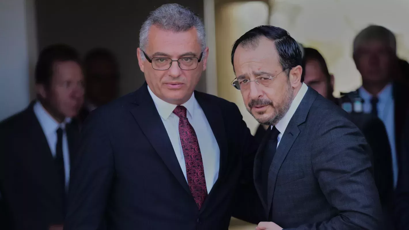&Sigma;&tau;&omicron; &tau;&rho;&alpha;&pi;έ&zeta;&iota; &xi;&alpha;&nu;ά &tau;&omicron; &Kappa;&upsilon;&pi;&rho;&iota;&alpha;&kappa;ό - &Nu;έ&alpha; &sigma;&upsilon;&nu;ά&nu;&tau;&eta;&sigma;&eta; &Pi;&rho;&omicron;έ&delta;&rho;&omicron;&upsilon; &Chi;&rho;&iota;&sigma;&tau;&omicron;&delta;&omicron;&upsilon;&lambda;ί&delta;&eta; &mu;&epsilon; &Epsilon;&rho;&chi;&iota;&omicron;&upsilon;&rho;&mu;ά&nu;