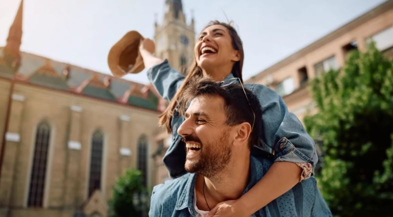 Οι παντρεμένοι ή οι singles έχουν την ευτυχία στο τσεπάκι τους; Έρευνα απαντά