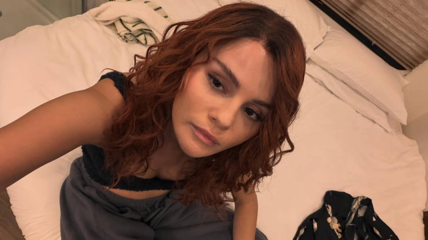 &Eta; &Sigma;&epsilon;&lambda;έ&nu;&alpha; &Gamma;&kappa;ό&mu;&epsilon;&zeta; &epsilon;&mu;&phi;&alpha;&nu;ί&sigma;&tau;&eta;&kappa;&epsilon; &mu;&epsilon; &kappa;ό&kappa;&kappa;&iota;&nu;&alpha; &mu;&alpha;&lambda;&lambda;&iota;ά: &laquo;&Tau;&rho;&epsilon;&lambda;ά &pi;&rho;ά&gamma;&mu;&alpha;&tau;&alpha; &sigma;&upsilon;&mu;&beta;&alpha;ί&nu;&omicron;&upsilon;&nu;...&raquo; - &Delta;&epsilon;ί&tau;&epsilon; &phi;&omega;&tau;&omicron;&gamma;&rho;&alpha;&phi;ί&epsilon;&sigmaf;