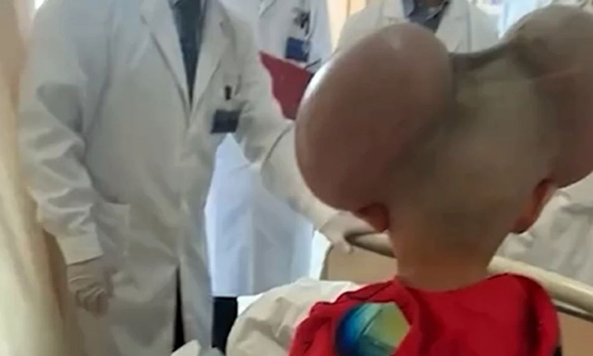 Video: Παγκόσμια συγκίνηση για το παιδί «Μίκυ Μάους»