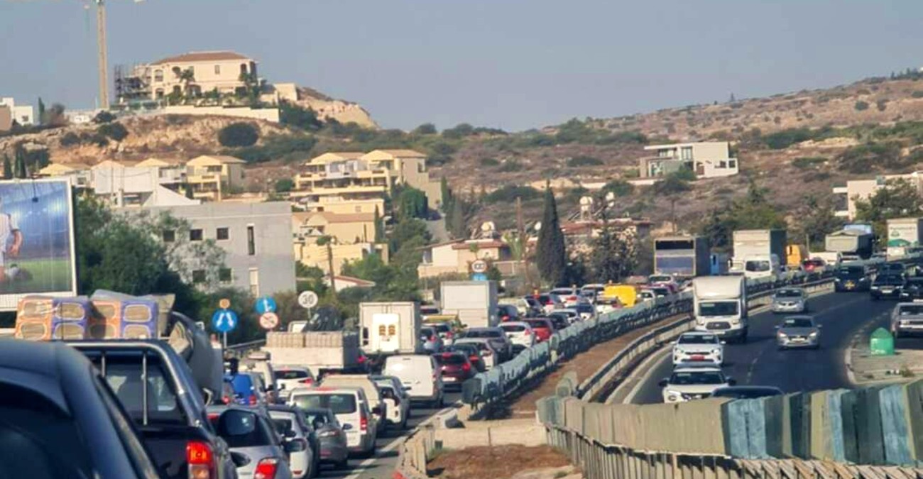 Ένα ατύχημα είναι ικανό να παραλύσει ολόκληρη τη Λεμεσό – «Κίνδυνος» οι λωρίδες διαφυγής και το… κινητό – Δείτε φωτογραφίες και βίντεο