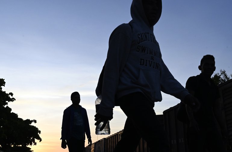 &Mu;&pi;&alpha;&rho;ά&zeta; &sigma;&upsilon;&lambda;&lambda;ή&psi;&epsilon;&omega;&nu; &sigma;&tau;&eta; &Lambda;&epsilon;&mu;&epsilon;&sigma;ό &ndash; &Chi;&epsilon;&iota;&rho;&omicron;&pi;έ&delta;&epsilon;&sigmaf; &sigma;&epsilon; 40 &mu;&epsilon;&tau;&alpha;&nu;ά&sigma;&tau;&epsilon;&sigmaf;