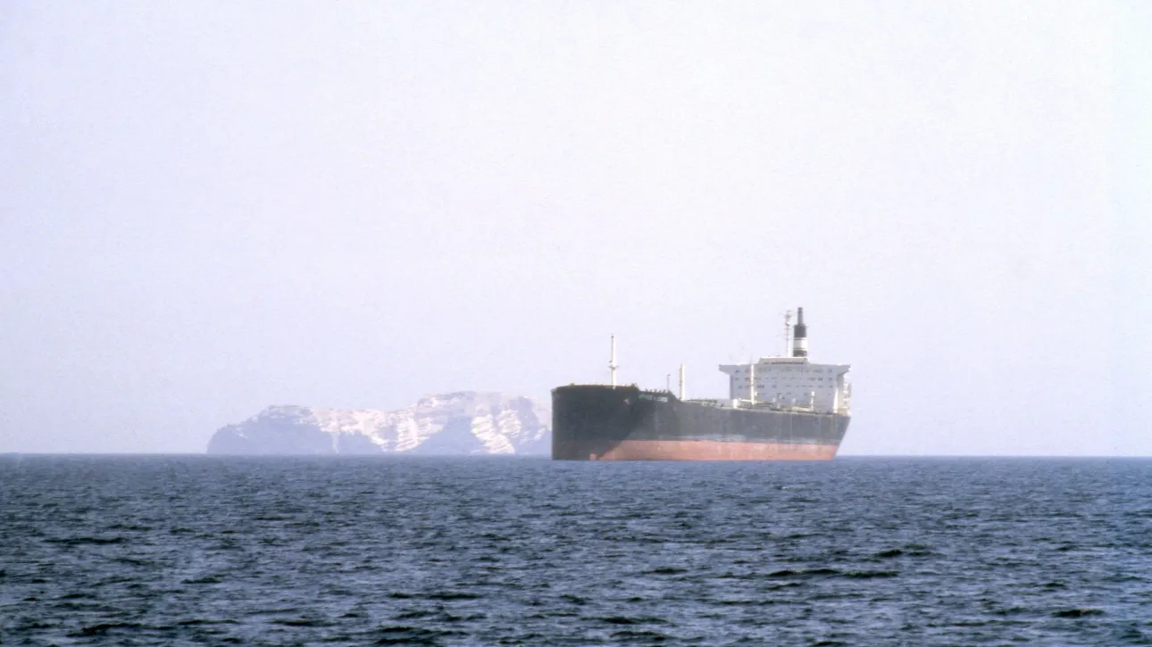 &Upsilon;&pi;ό &pi;&upsilon;&rho;ά &tau;&alpha; &pi;&lambda;&omicron;ί&alpha; &pi;&omicron;&upsilon; &delta;&iota;&alpha;&sigma;&chi;ί&zeta;&omicron;&upsilon;&nu; &tau;&alpha; &Sigma;&tau;&epsilon;&nu;ά &tau;&omicron;&upsilon; &Omicron;&rho;&mu;&omicron;ύ&zeta;- &laquo;&Epsilon;ί&mu;&alpha;&sigma;&tau;&epsilon; &mu;&alpha;&kappa;&rho;&iota;ά &alpha;&pi;ό &sigma;&upsilon;&mu;&phi;&omega;&nu;ί&alpha;&raquo;