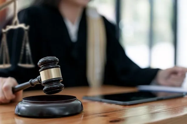 &Pi;&omicron;&iota;&nu;ή &euro;12.000 &sigma;&epsilon; &epsilon;&tau;&alpha;&iota;&rho;&epsilon;ί&alpha; &gamma;&iota;&alpha; &epsilon;&rho;&gamma;&alpha;&tau;&iota;&kappa;ό &alpha;&tau;ύ&chi;&eta;&mu;&alpha; - &Tau;&iota; &sigma;&upsilon;&nu;έ&beta;&eta;