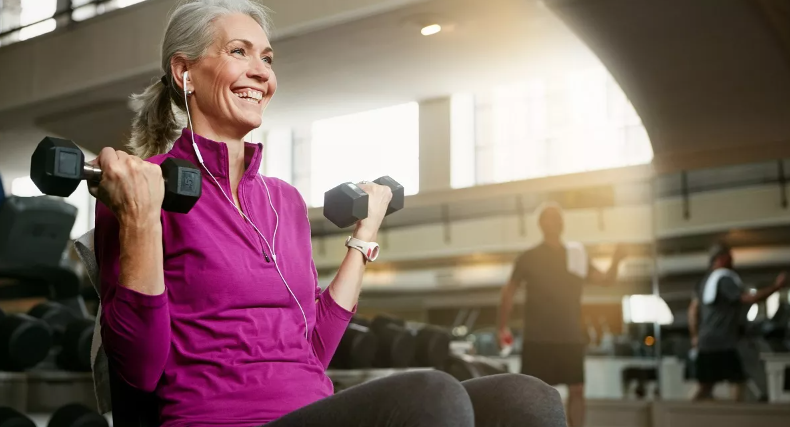 Απίστευτο: 71χρονη «σούπερ γιαγιά» τρέχει, σηκώνει βάρη και κολυμπά στα παγωμένα νερά