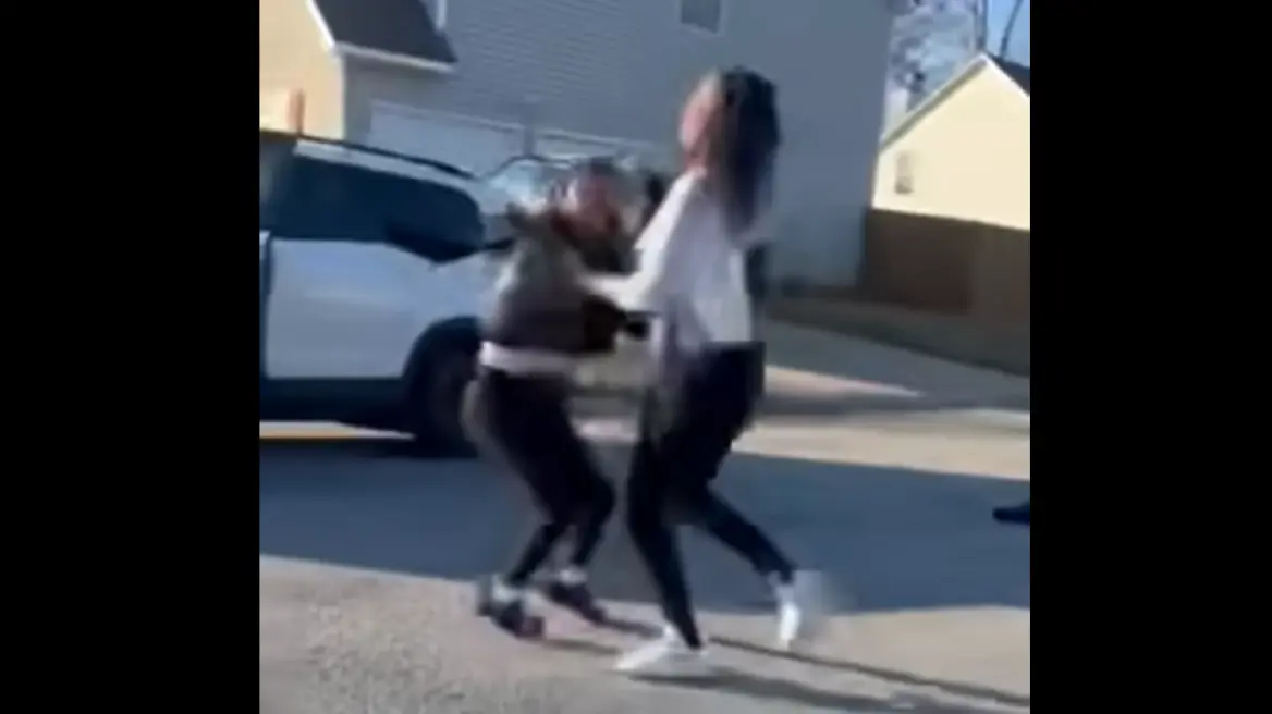 &Eta;&Pi;&Alpha;: 12&chi;&rho;&omicron;&nu;&eta; &pi;έ&theta;&alpha;&nu;&epsilon; &mu;&epsilon;&tau;ά &alpha;&pi;ό &kappa;&alpha;&beta;&gamma;ά &mu;&epsilon; &kappa;&omicron;&pi;έ&lambda;&alpha; &sigma;&tau;&omicron;&nu; &delta;&rho;ό&mu;&omicron;, bullying &kappa;&alpha;&tau;&alpha;&gamma;&gamma;έ&lambda;&lambda;&epsilon;&iota; &eta; &mu;&eta;&tau;έ&rho;&alpha; &tau;&eta;&sigmaf;