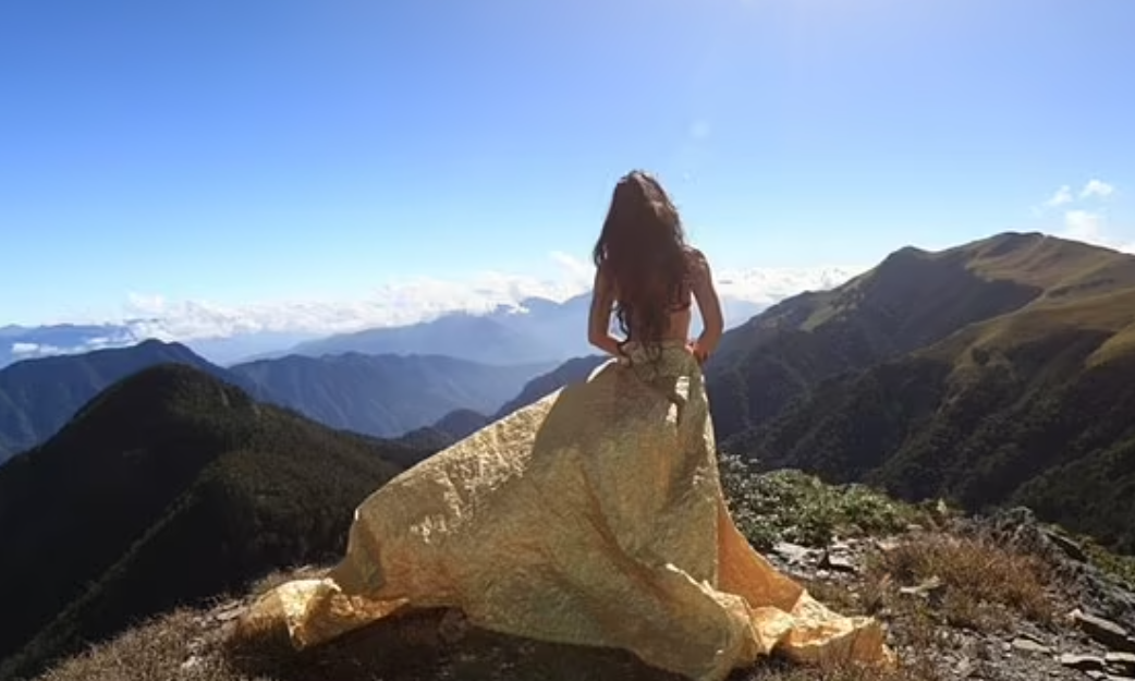 Το τραγικό τέλος της influencer «Bikini Hiker»: Πώς πάγωσε μέχρι θανάτου σφηνωμένη σε χαράδρα