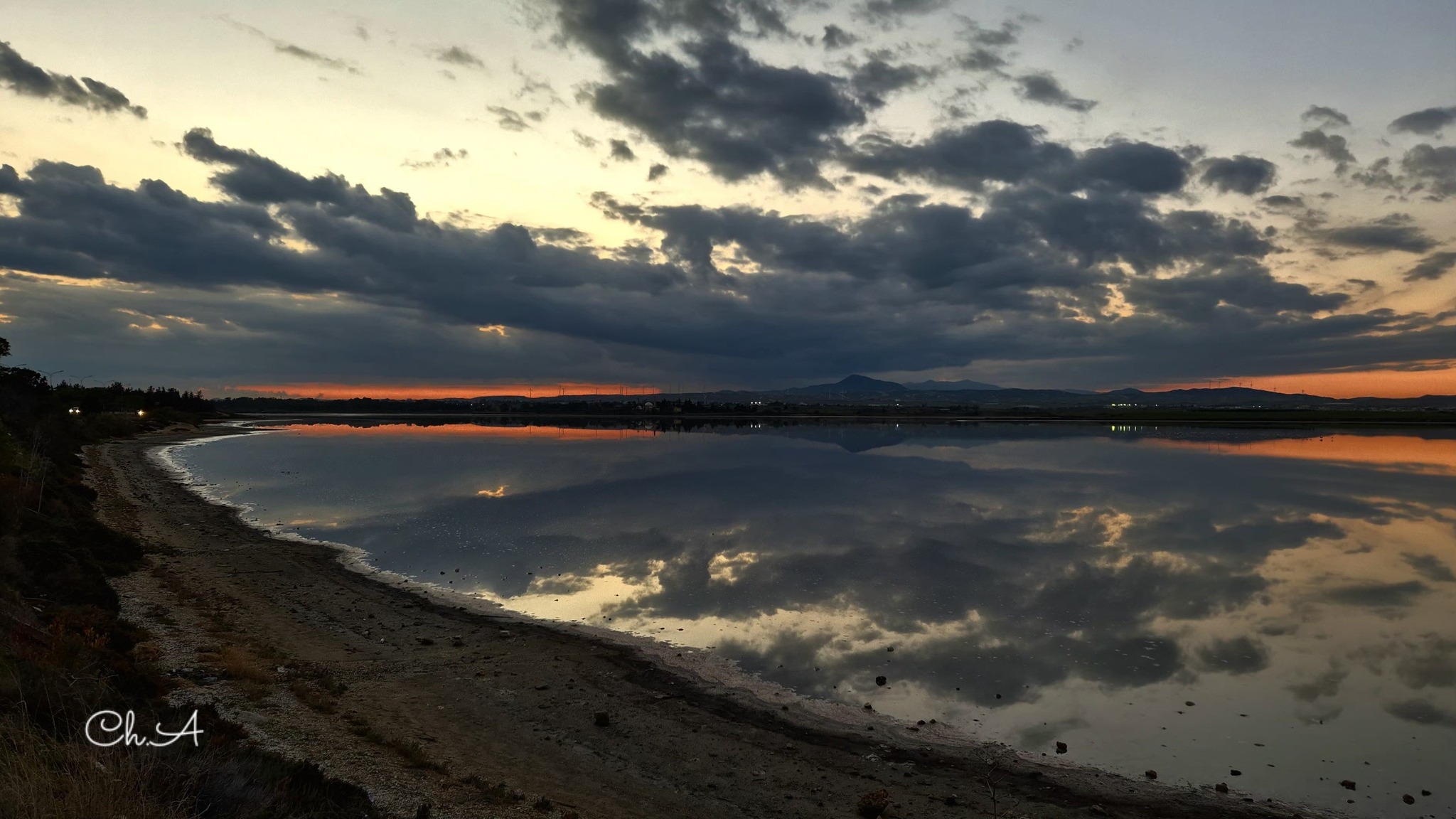 Το συννεφιασμένο ηλιοβασίλεμα στην Αλυκή Λάρνακας που μάγεψε το διαδίκτυο