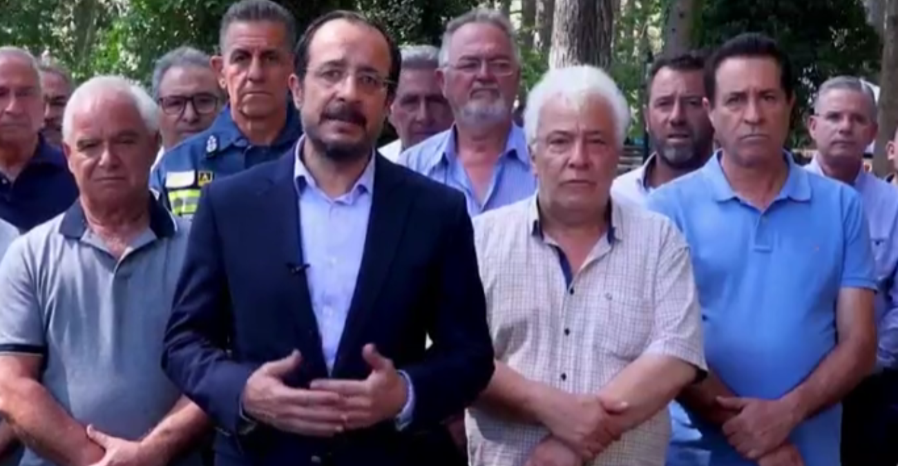 Απολογείται ο «Πρόεδρος, «σφυροκοπεί» η αντιπολίτευση Απολογείται ο «Πρόεδρος, «σφυροκοπεί» η αντιπολίτευση