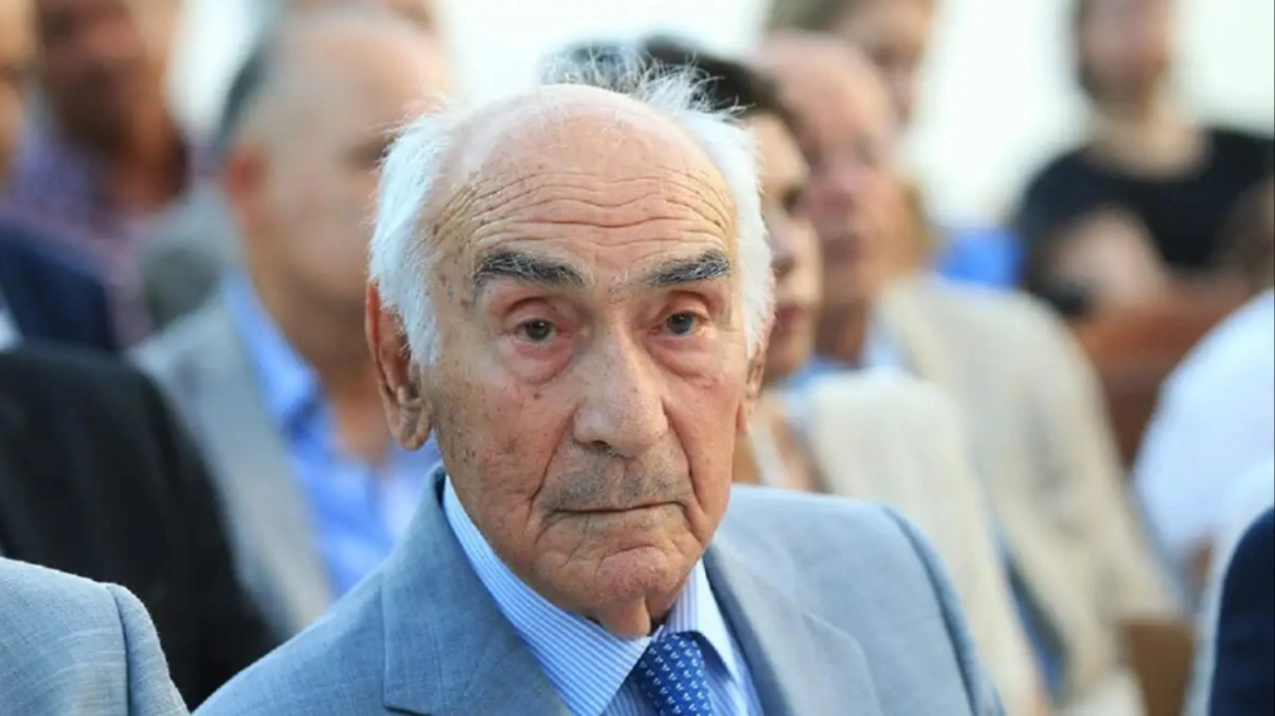 &Pi;έ&theta;&alpha;&nu;&epsilon; &sigma;&epsilon; &eta;&lambda;&iota;&kappa;ί&alpha; 95 &epsilon;&tau;ώ&nu; &omicron; &Alpha;&lambda;έ&xi;&alpha;&nu;&delta;&rho;&omicron;&sigmaf; &Pi;&alpha;&pi;&alpha;&delta;ό&gamma;&gamma;&omicron;&nu;&alpha;&sigmaf;, &pi;&rho;ώ&eta;&nu; &upsilon;&pi;&omicron;&upsilon;&rho;&gamma;ό&sigmaf; &tau;&eta;&sigmaf; &Nu;&Delta; &kappa;&alpha;&iota; &alpha;&nu;&tau;&iota;&nu;&alpha;ύ&alpha;&rho;&chi;&omicron;&sigmaf; &tau;&omicron;&upsilon; &Pi;&omicron;&lambda;&epsilon;&mu;&iota;&kappa;&omicron;ύ &Nu;&alpha;&upsilon;&tau;&iota;&kappa;&omicron;ύ