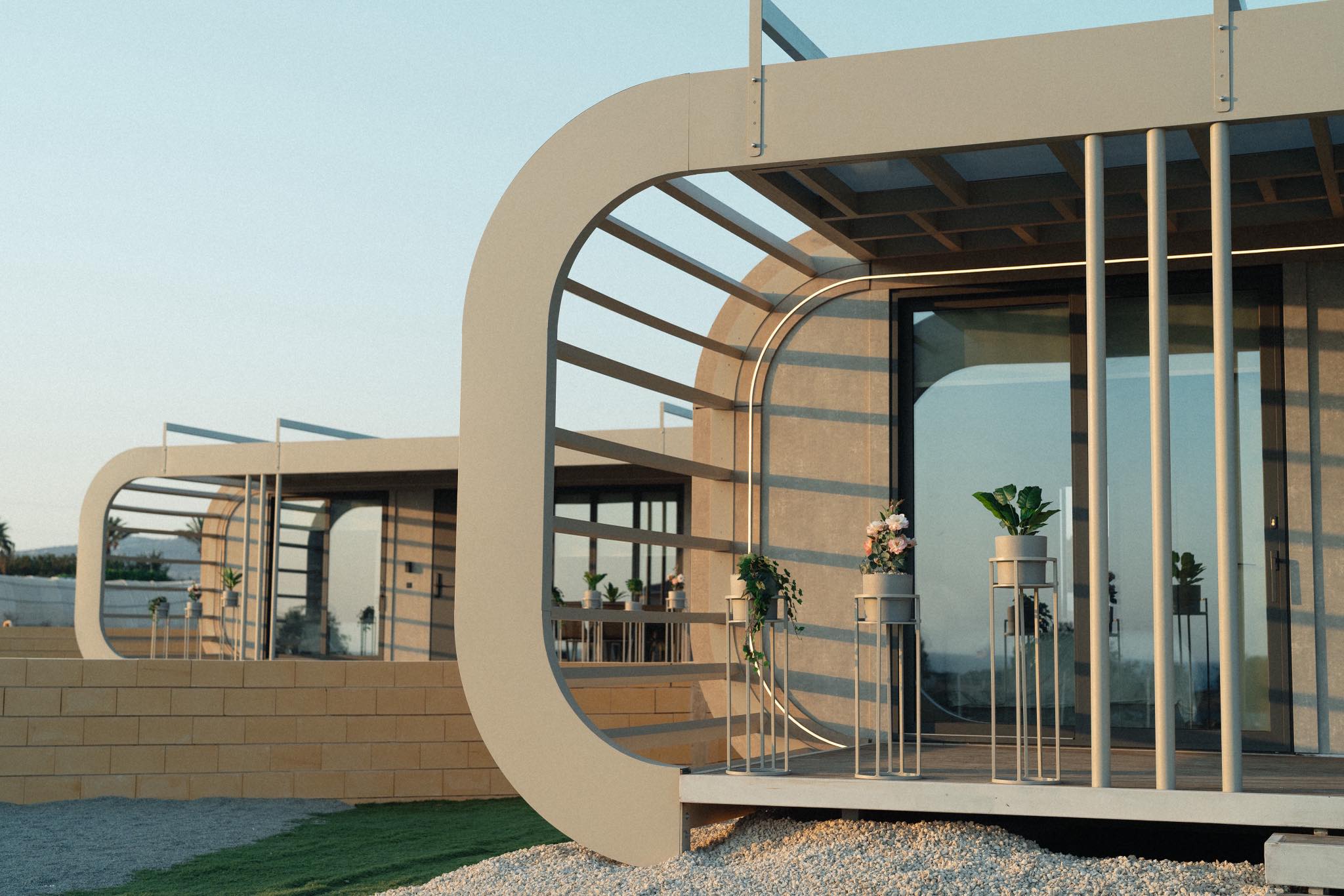 Θέλετε διαμονή με θέα τη θάλασσα; Αυτά τα καταλύματα προσφέρουν σύγχρονη πολυτέλεια σε μοναδική τοποθεσία