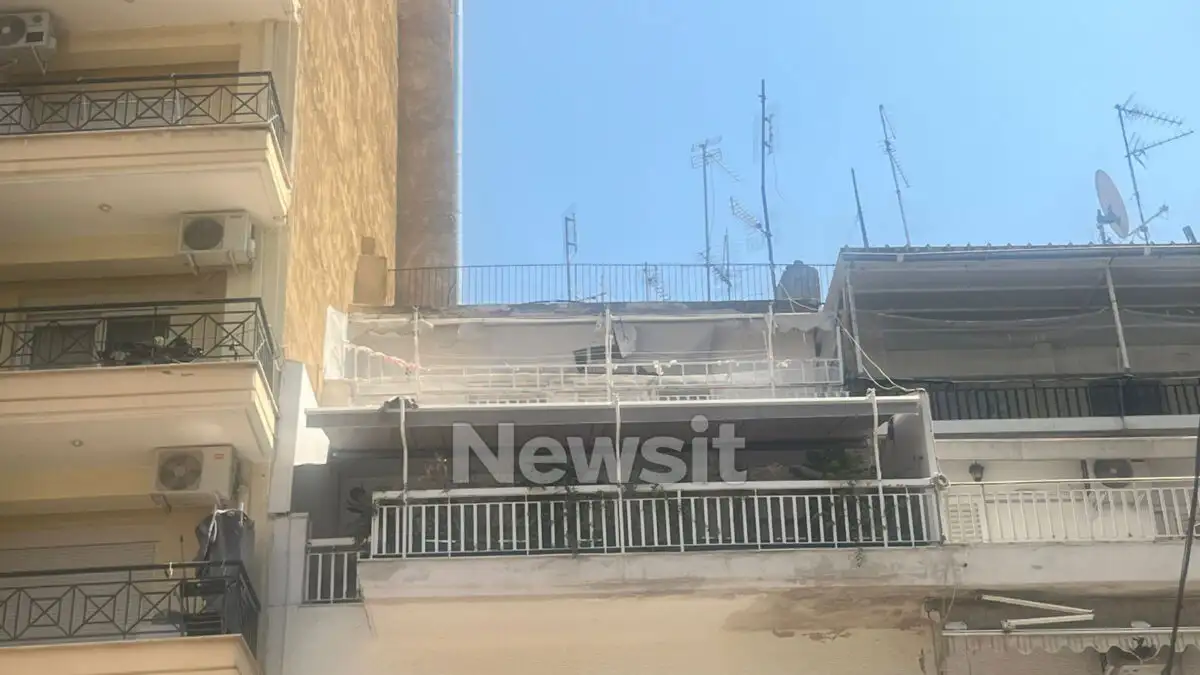 Ελλάδα: Εξοργιστικό βίντεο με τον σπαραγμό του μωρού που οι γονείς του το κλείδωσαν στο μπαλκόνι για να κοιμηθούν