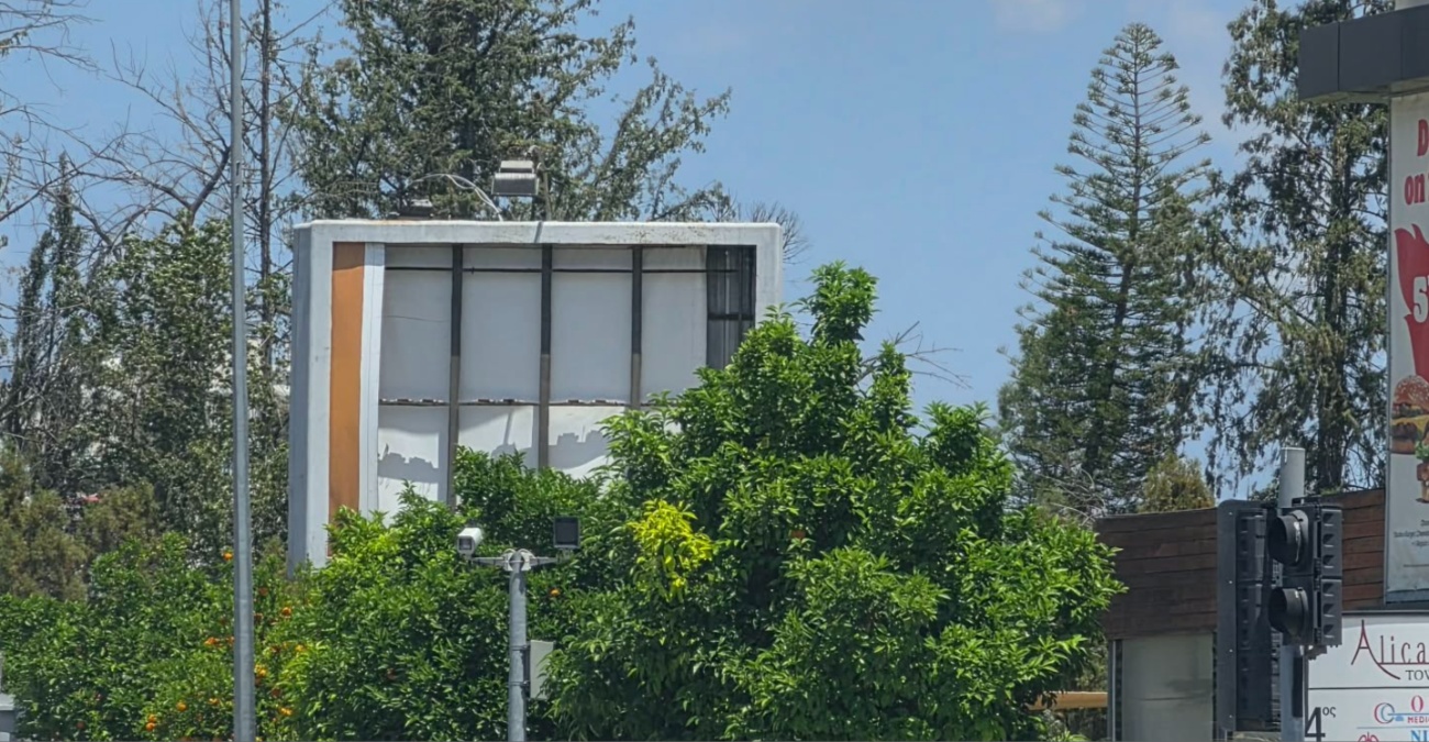 Έ&pi;&epsilon;&sigma;&epsilon; &eta; &alpha;&upsilon;&lambda;&alpha;ί&alpha;, &alpha;&lambda;&lambda;ά έ&mu;&epsilon;&iota;&nu;&alpha;&nu; &tau;&alpha; &pi;&alpha;&nu;ό: &Sigma;&upsilon;&nu;&epsilon;&rho;&gamma;&epsilon;ί&alpha; &sigma;&tau;&omicron;&upsilon;&sigmaf; &delta;&rho;ό&mu;&omicron;&upsilon;&sigmaf; &laquo;&xi;&eta;&lambda;ώ&nu;&omicron;&upsilon;&nu;&raquo; &tau;&iota;&sigmaf; &pi;&alpha;&rho;&alpha;&nu;&omicron;&mu;ί&epsilon;&sigmaf; &upsilon;&pi;&omicron;&psi;&eta;&phi;ί&omega;&nu;