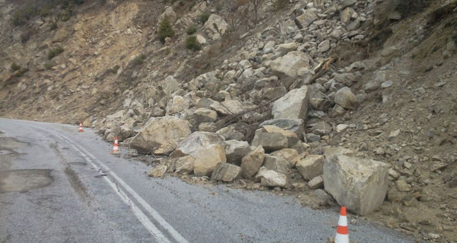 Οδηγοί προσοχή: Κατολισθήσεις χώματος και πετρών