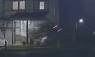 &Eta; &sigma;&tau;&iota;&gamma;&mu;ή &pi;&omicron;&upsilon; &alpha;&upsilon;&tau;&omicron;&kappa;ί&nu;&eta;&tau;&omicron; &laquo;&epsilon;&kappa;&tau;&omicron;&xi;&epsilon;ύ&epsilon;&tau;&alpha;&iota;&raquo; &sigma;&tau;&eta;&nu; &pi;ό&rho;&tau;&alpha; &sigma;&pi;&iota;&tau;&iota;&omicron;ύ - &Sigma;&upsilon;&gamma;&kappa;&lambda;&omicron;&nu;&iota;&sigma;&tau;&iota;&kappa;ό &beta;ί&nu;&tau;&epsilon;&omicron;