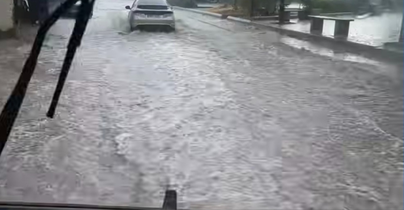 Καταστήματα στην Ερμού «πνίγηκαν» μετά την κακοκαιρία – Τα βάζουν με την Μητρόπολη Κιτίου οι καταστηματάρχες