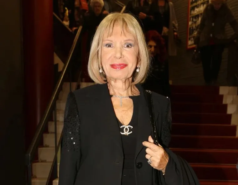 &Rho;ί&kappa;&alpha; &Delta;&iota;&alpha;&lambda;&upsilon;&nu;ά: &Eta; &zeta;&omega;ή &sigma;&tau;&eta;&nu; &Kappa;&rho;ή&tau;&eta; &kappa;&alpha;&iota; &omicron;&iota; &pi;&rho;&omicron;&tau;ά&sigma;&epsilon;&iota;&sigmaf; &pi;&omicron;&upsilon; &alpha;&pi;έ&rho;&rho;&iota;&psi;&epsilon;: &laquo;Έ&chi;&omega; &rho;ί&xi;&epsilon;&iota; &mu;&alpha;ύ&rho;&eta; &pi;έ&tau;&rho;&alpha; &pi;ί&sigma;&omega; &mu;&omicron;&upsilon;&raquo;