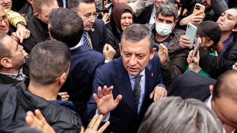 Εδωσαν μπουνιά στο πρόσωπο στον πρόεδρο κόμματος της αξιωματικής αντιπολίτευσης στην Τουρκία