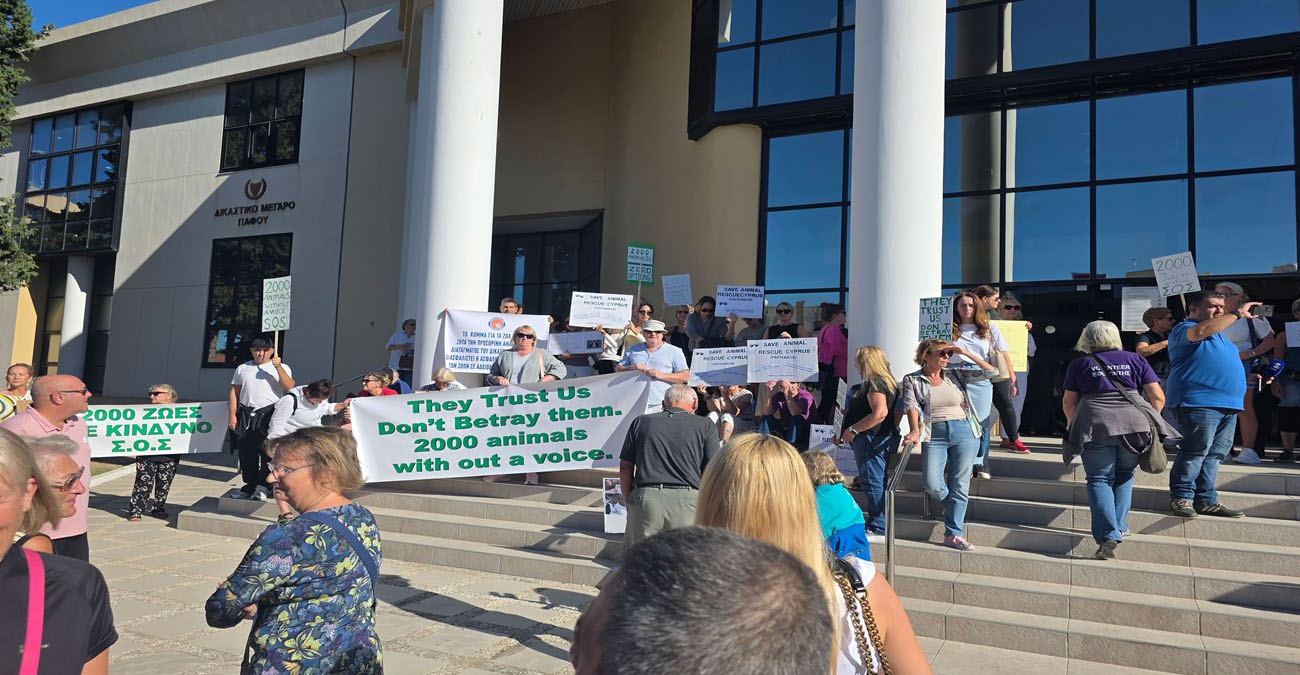 Δεκάδες φιλόζωοι έξω από το Δικαστήριο Πάφου