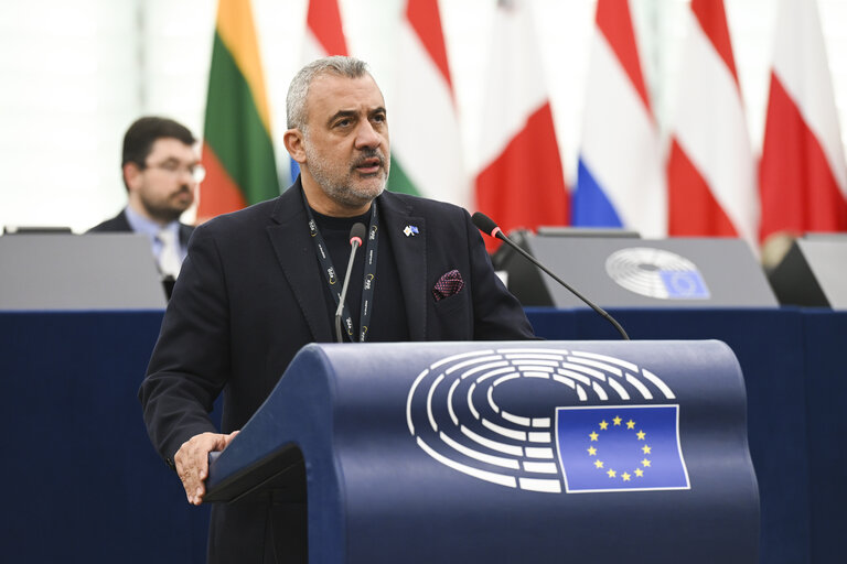 &Lambda;&omicron;&upsilon;&kappa;ά&sigmaf; &Phi;&omicron;&upsilon;&rho;&lambda;ά&sigmaf;: &Eta; &epsilon;&pi;ό&mu;&epsilon;&nu;&eta; &gamma;&epsilon;&nu;&iota;ά &Kappa;&upsilon;&pi;&rho;ί&omega;&nu; &alpha;&nu;ά&mu;&epsilon;&sigma;&alpha; &sigma;&tau;&eta;&nu; &epsilon;&lambda;&pi;ί&delta;&alpha; &kappa;&alpha;&iota; &tau;&eta;&nu; &alpha;&nu;&alpha;&sigma;&phi;ά&lambda;&epsilon;&iota;&alpha;