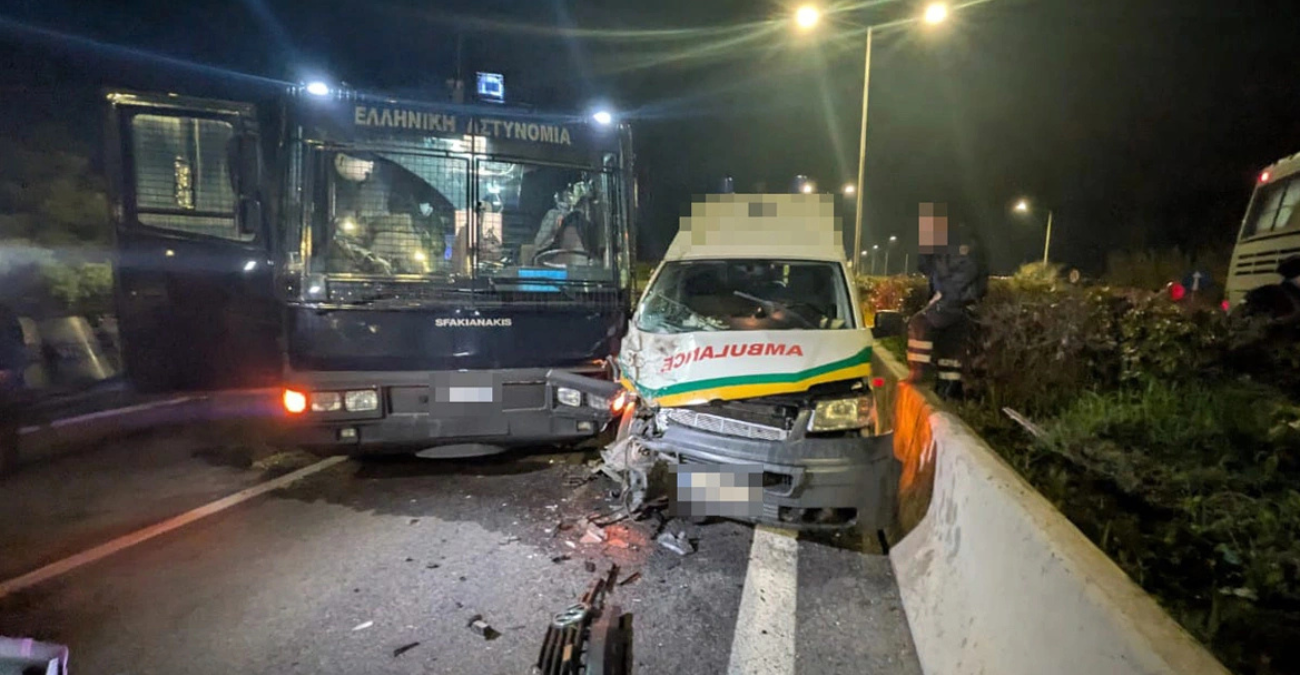 Εγινε και αυτό στην Ελλάδα: Ασθενοφόρο έπεσε πάνω σε κλούβα της Αστυνομίας - Δείτε φωτογραφίες