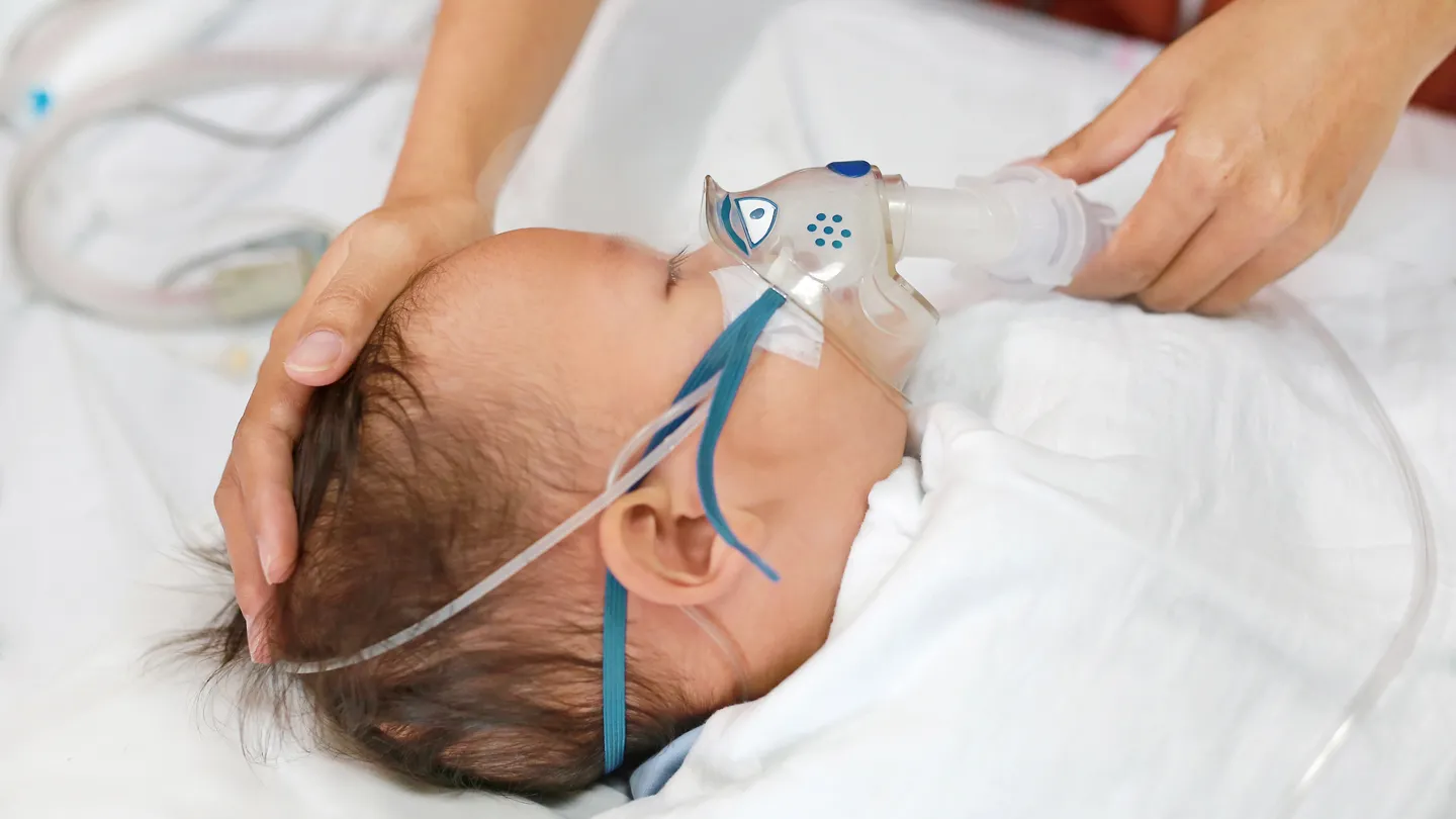 Ανησυχία για νέα έξαρση εποχιακών λοιμώξεων – Νοσηλεύεται ένα παιδί με RSV στο Μακάρειο