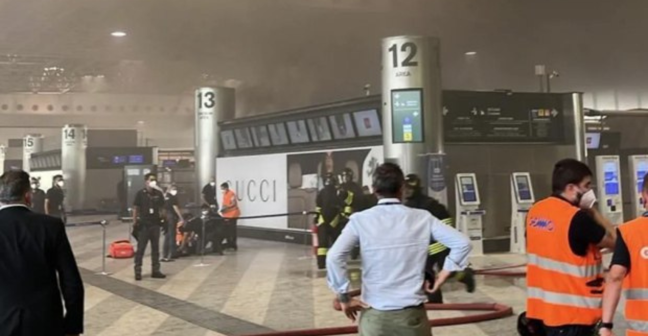 Πανικός σε αεροδρόμιο του Μιλάνου – Άνδρας έβαλε φωτιά και έσπασε οθόνες