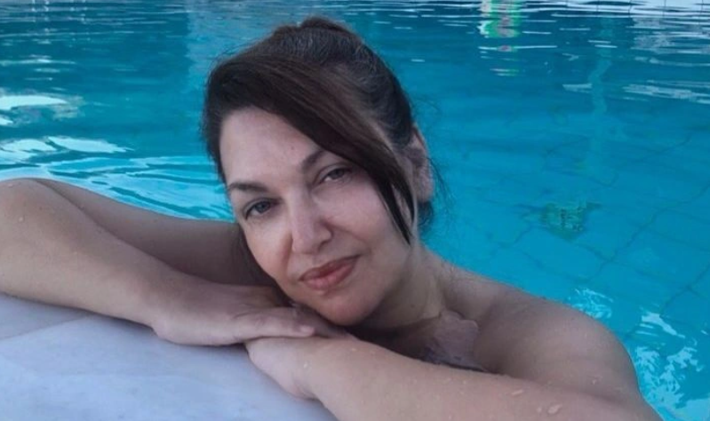 Εντυπωσιακή και χαλαρή με μαύρο μπικίνι στην πισίνα