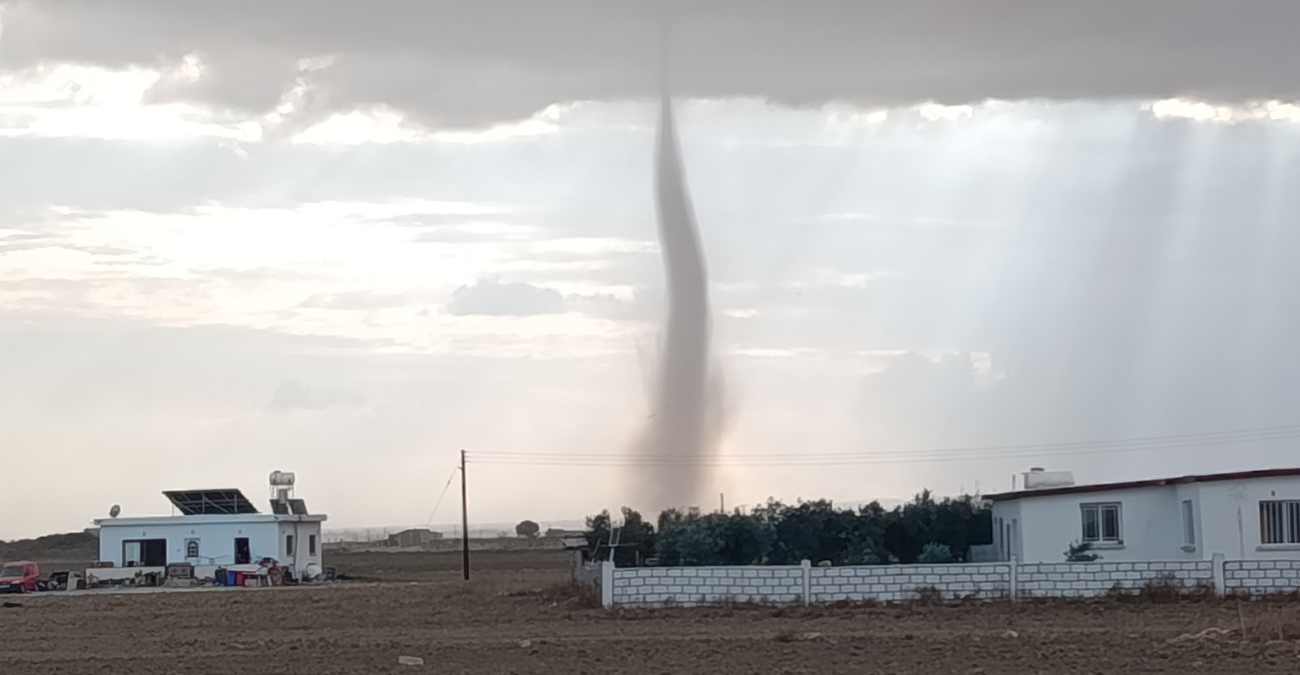 Εντυπωσιακό: Ανεμοστρόβιλος σχηματίστηκε στην Πύλα - Εικόνες κόβουν την ανάσα